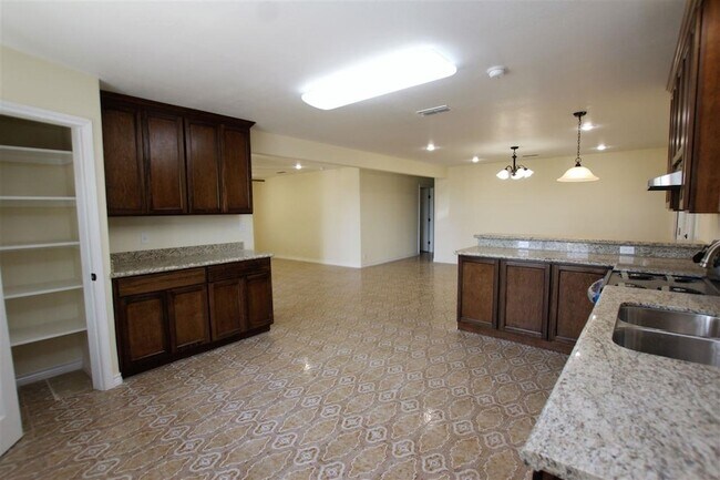 Building Photo - 4605 S Zapata Hwy