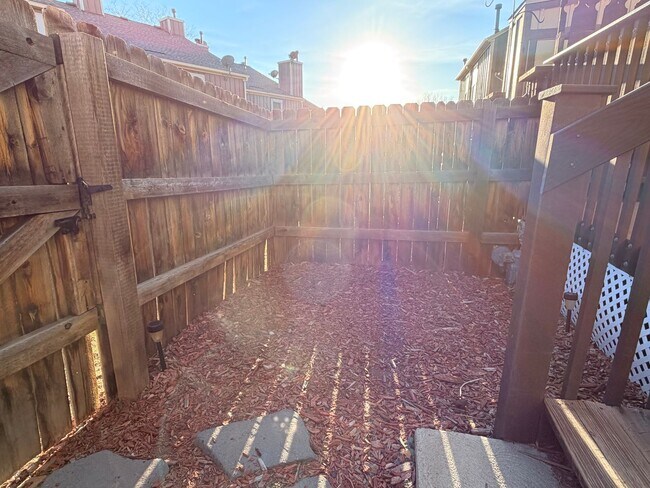 Building Photo - Updated Townhome in Centennial