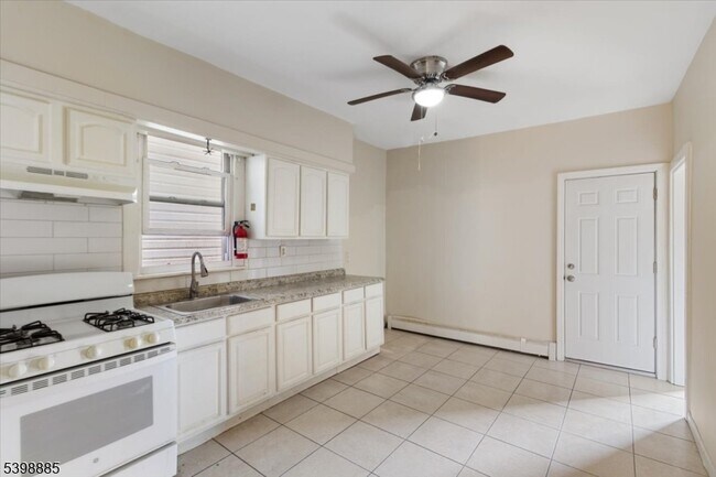 Building Photo - 422 Jelliff Ave