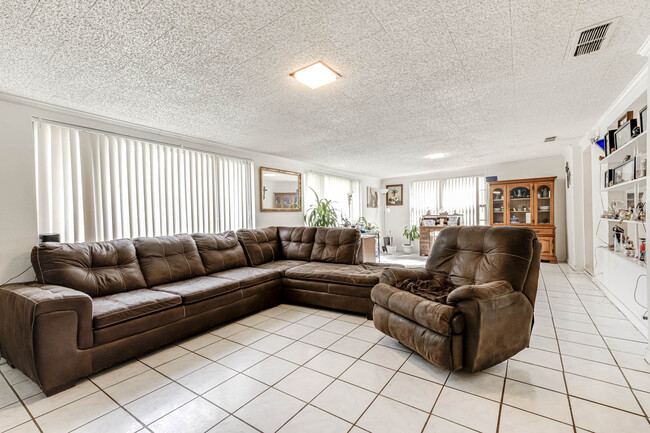 Building Photo - 359 Langton Dr