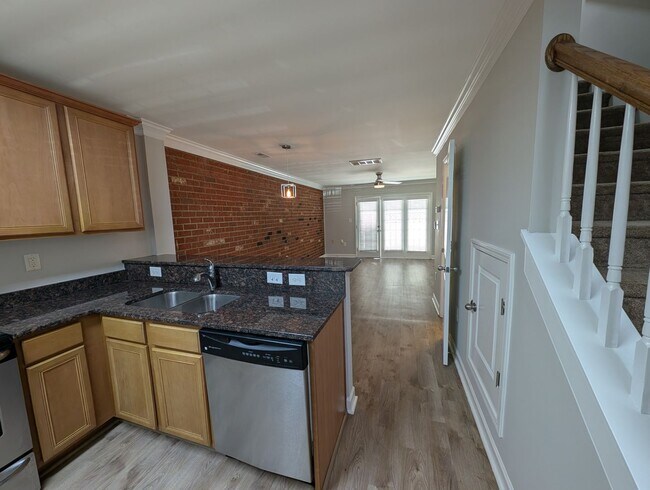 Building Photo - Cozy condo located in the Williamsburg on Commonwealth community minutes from Plaza Midwood!