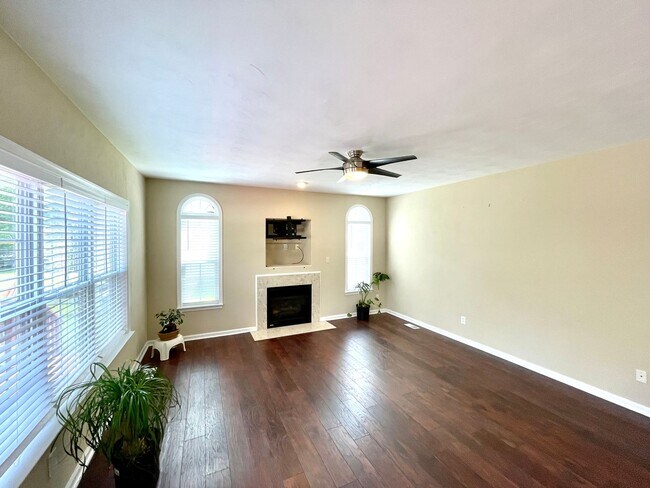 Building Photo - Beautiful large Castleton home