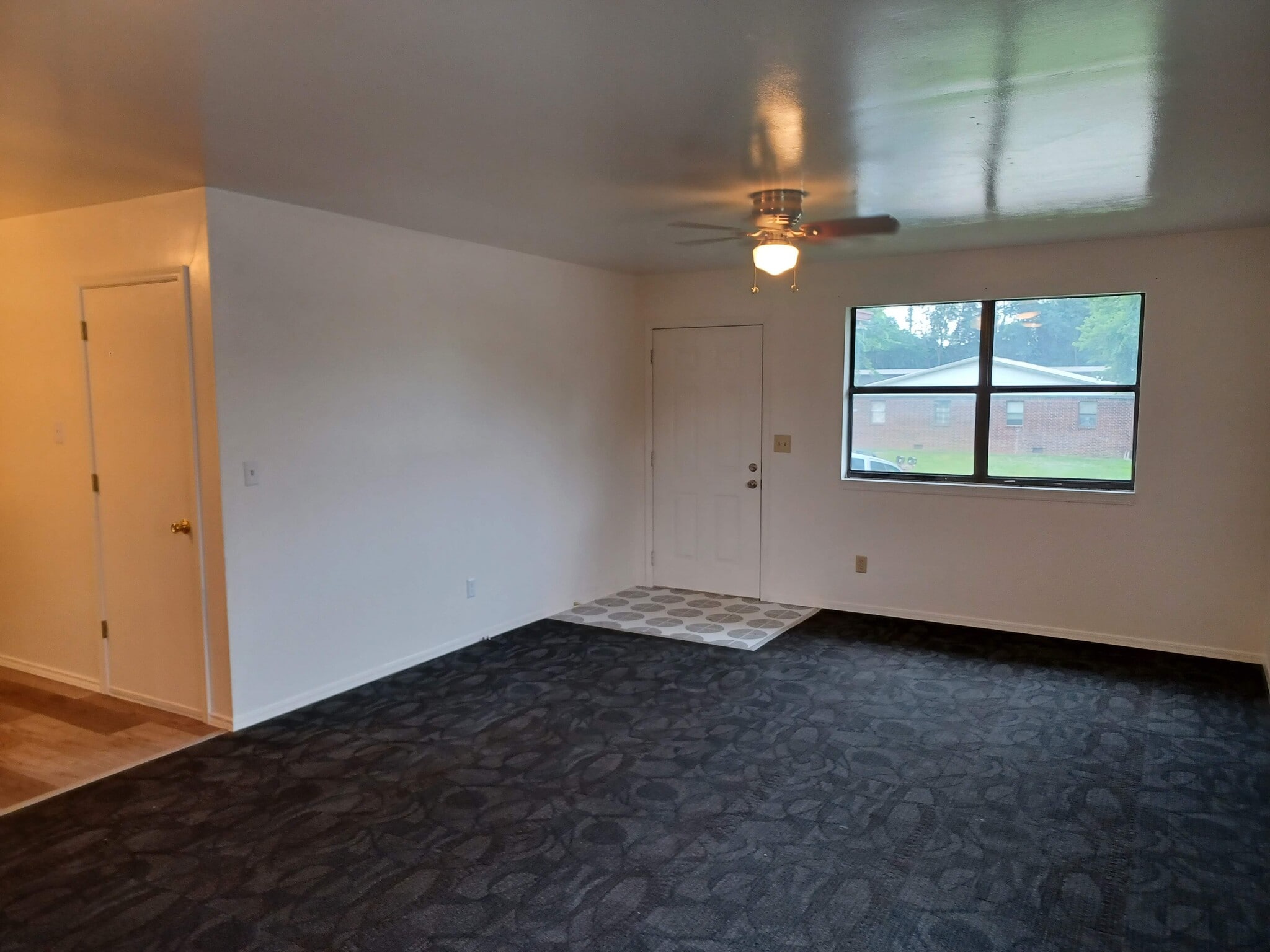 Living room - 1606 Campus Dr