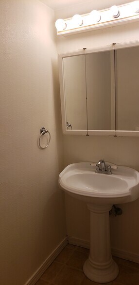 Building Photo - 425 Hyde Ave