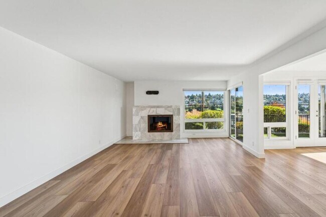 Building Photo - 2 bedroom in Seattle WA 98199
