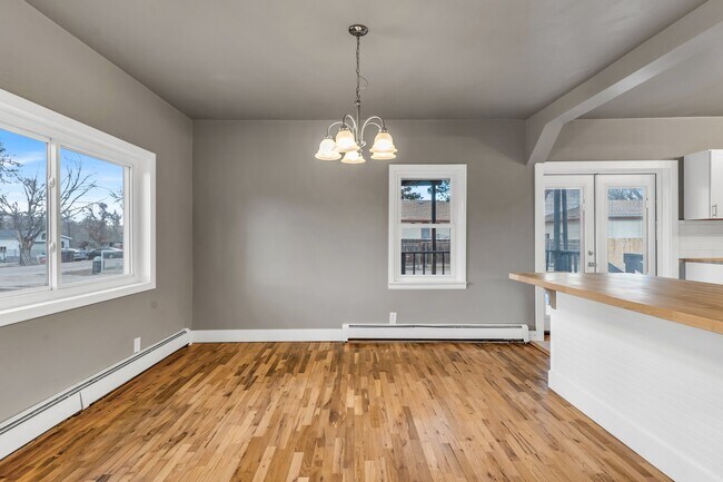 Building Photo - 2072 Oriole Rd