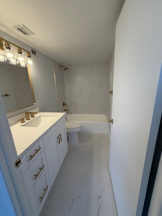 Building Photo - 1865 Brickell Ave