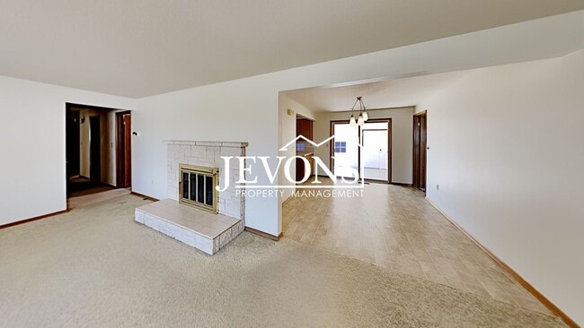 Building Photo - Spacious single-family home with a large f...