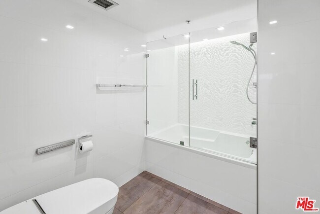 Building Photo - 13700 Marina Pointe Dr