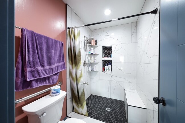 Building Photo - FOR RENT Fully Remodeled 4 Bed / 3 Bath Ho...