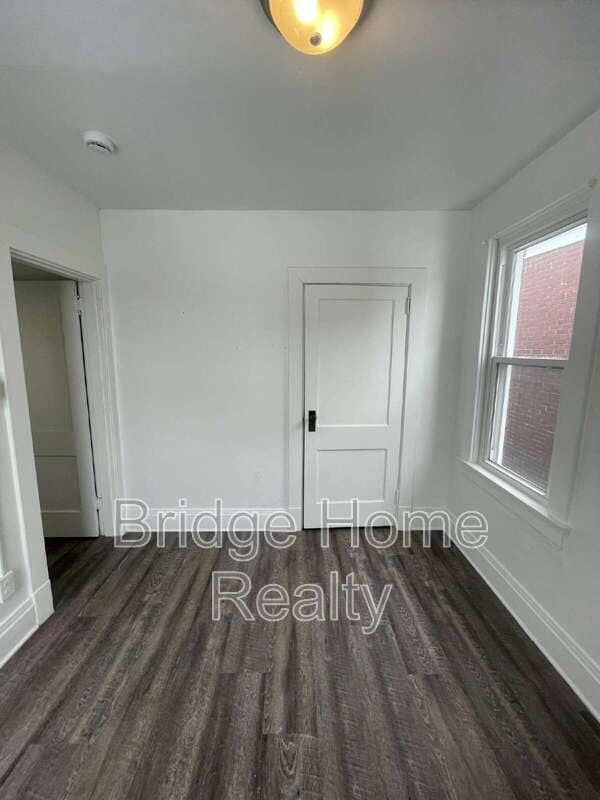 Building Photo - 136 S Spring Ave