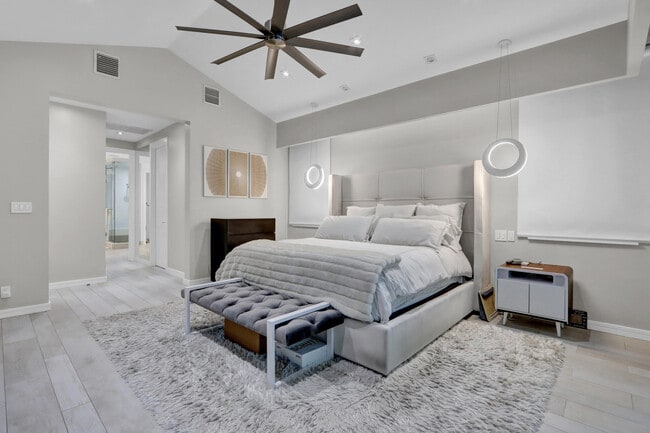 Building Photo - 5789 Hamilton Way