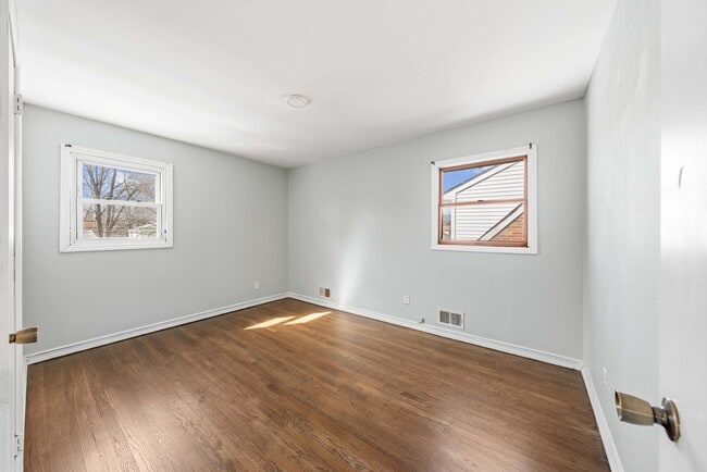 Building Photo - Large 3 Bedroom Apt