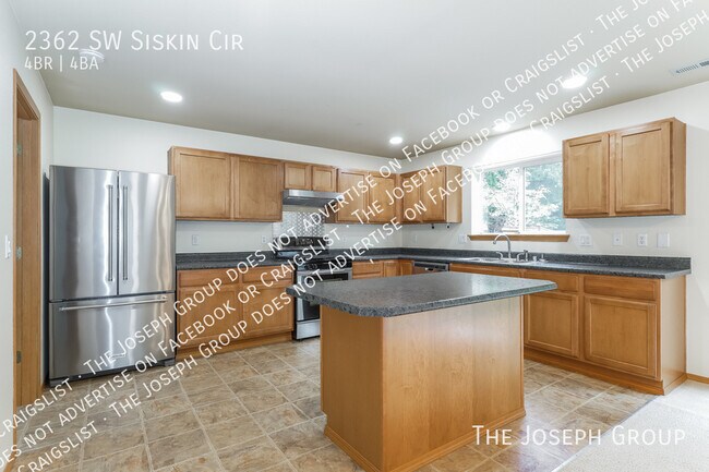 Building Photo - 2362 SW Siskin Cir
