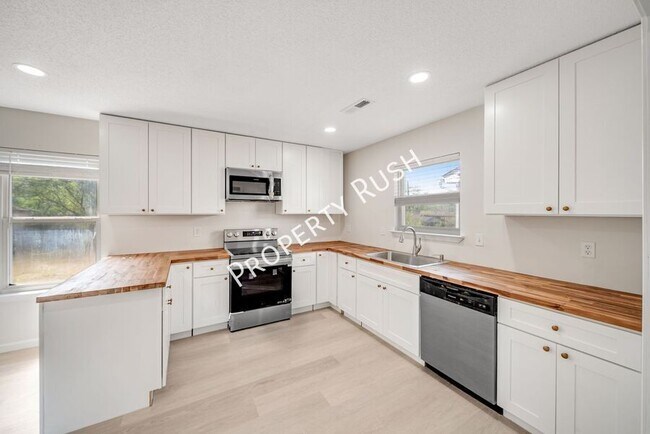 Building Photo - 1104 Queens Dr