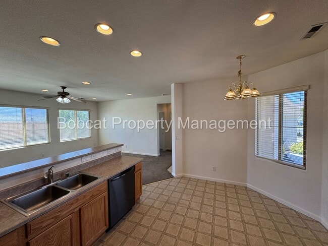 Building Photo - 3 Bedroom, 2 Bathroom Home Located in Dayton