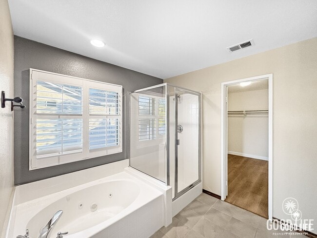 Building Photo - Great 4B/3BA House in Oceanside w/ a Large Loft!