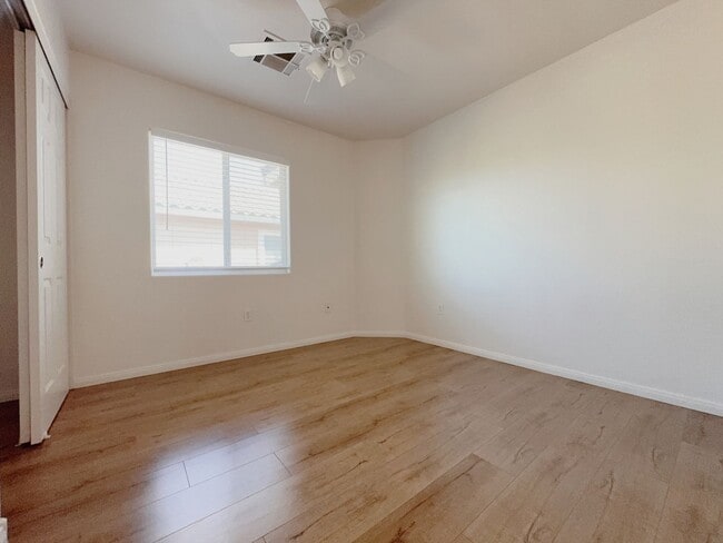 Building Photo - 3 Bed 2.5 Bath Single House near Rainbow 215