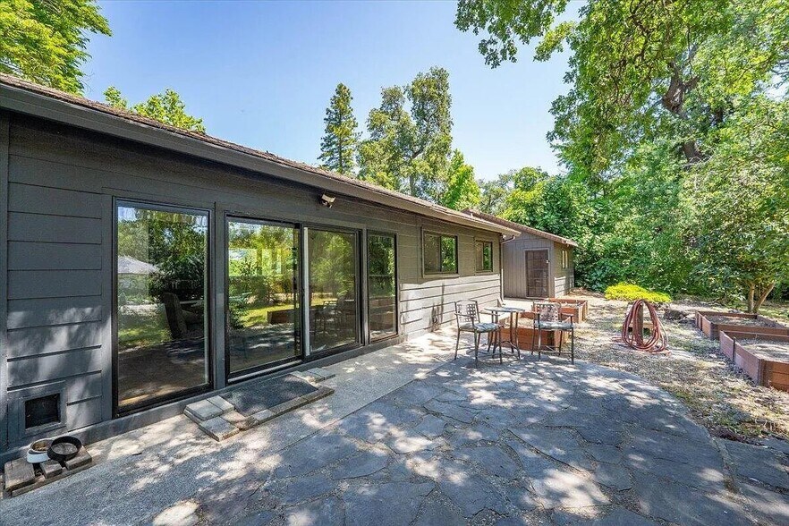 Building Photo - 2551 S Waverly Ave