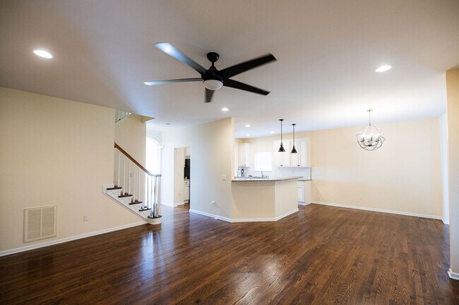 Building Photo - Stunning 6 bedroom 2.5 bathroom corner lot...