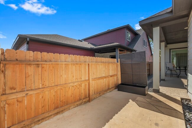 Building Photo - 218 Thistle Dr