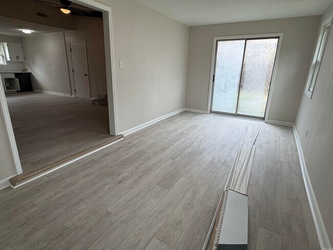 Building Photo - 10911 Vernon Dr