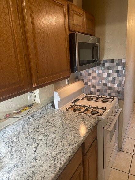 stove /microwave/backsplash - 1995 Kingston St