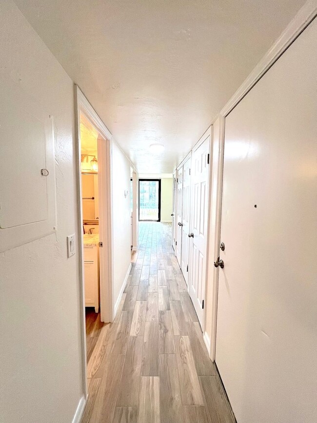 Building Photo - Updated 1 Bed 1 Bath Condo Across A1A from...