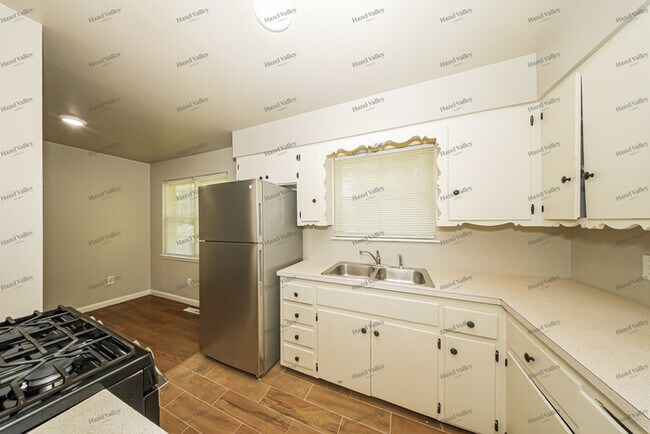 Building Photo - 705 Stahl Dr