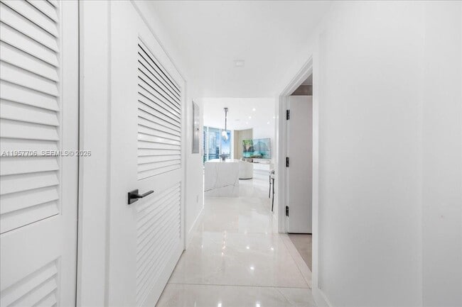 Building Photo - 350 S Miami Ave