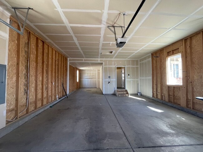 Building Photo - 5 Bedroom Home Close to Downtown Monument!!