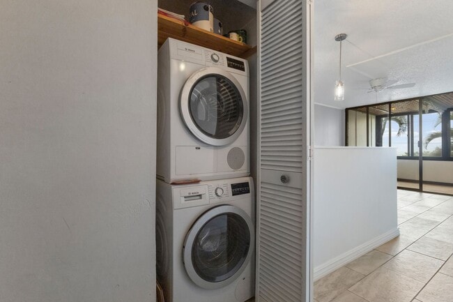 Building Photo - Live your best life in this well-appointed condo in Makaua Village