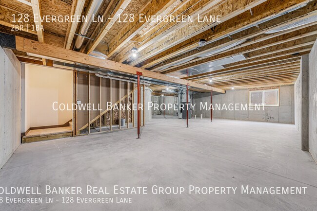 Building Photo - 128 Evergreen Ln