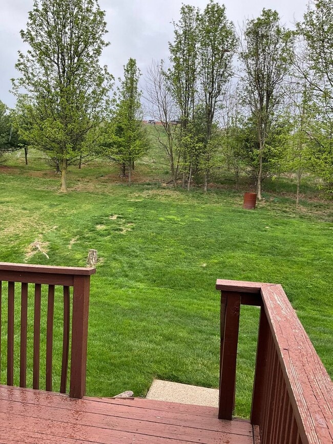 Building Photo - Large 3 Bedroom 2.5 bath townhome with additional finished room.