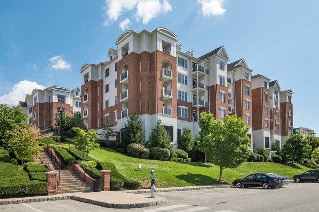 Building Photo - 300 W Elm St
