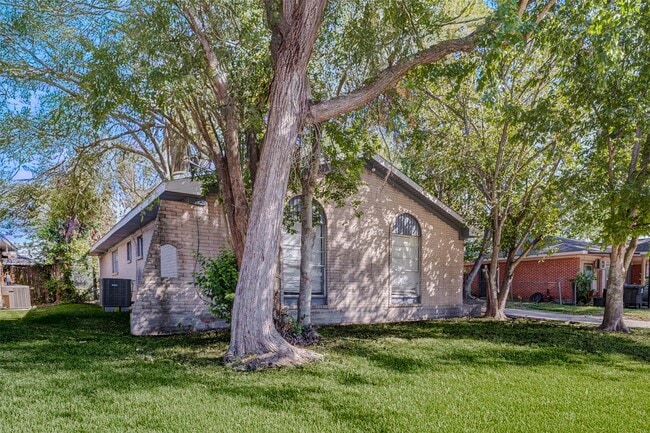 Building Photo - 3918 Dalmatian Dr