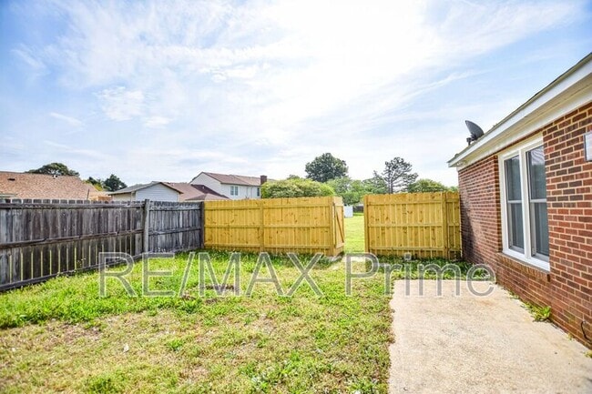 Building Photo - 3900 Raintree Ct