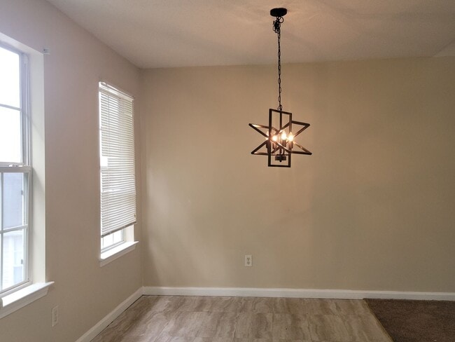 Building Photo - Great In-Law Suite Property - Master on Up...