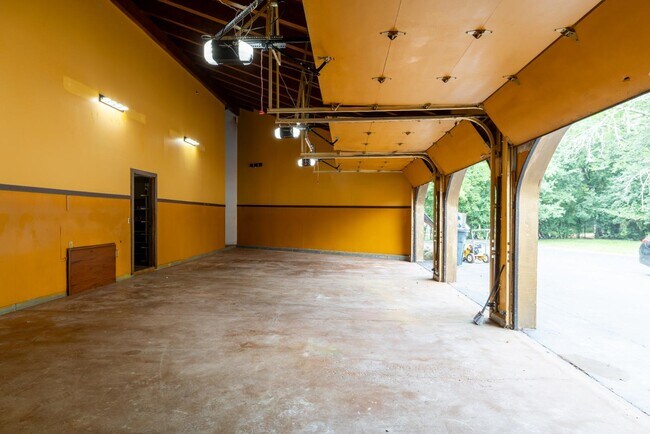 Building Photo - 1240 E Donges Ct