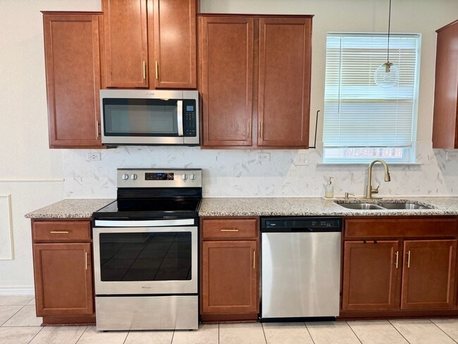 Building Photo - Loma Mesa 3 bedroom, 2.5 bath home ready for move-in!