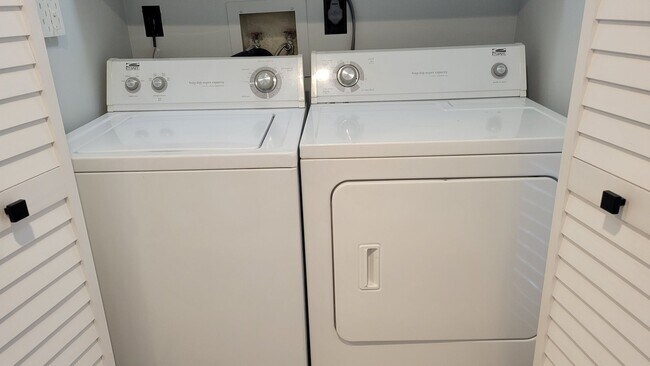 Building Photo - Annual or seasonal turnkey furnished renov...