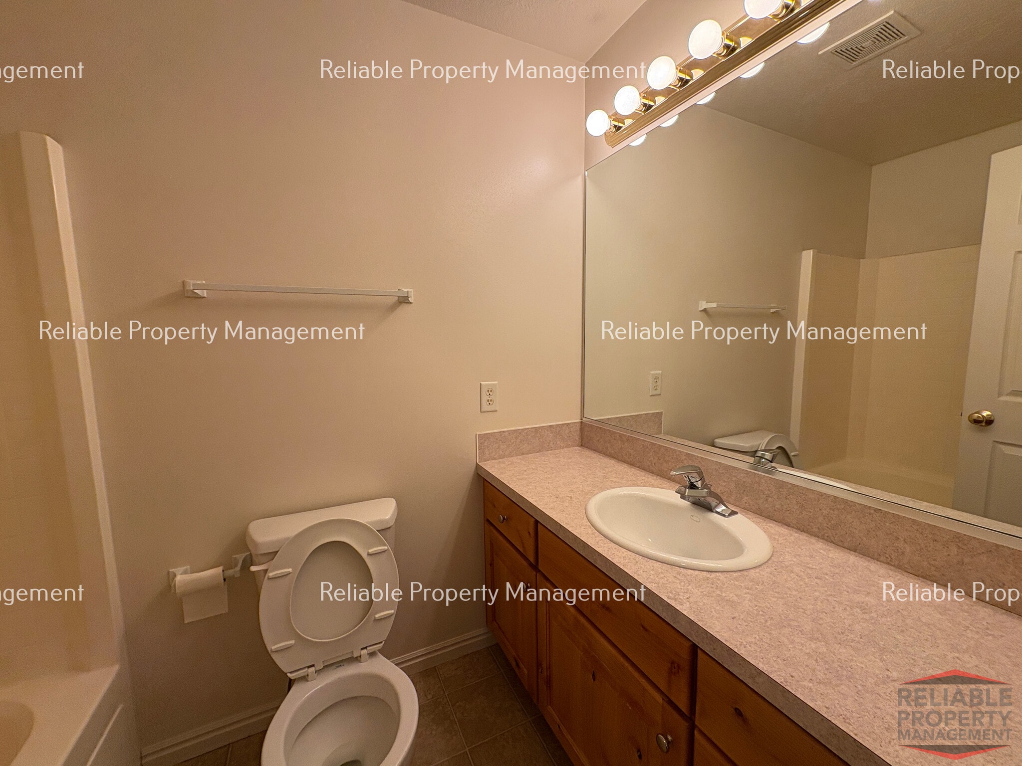 Building Photo - 1400 Falcon Dr