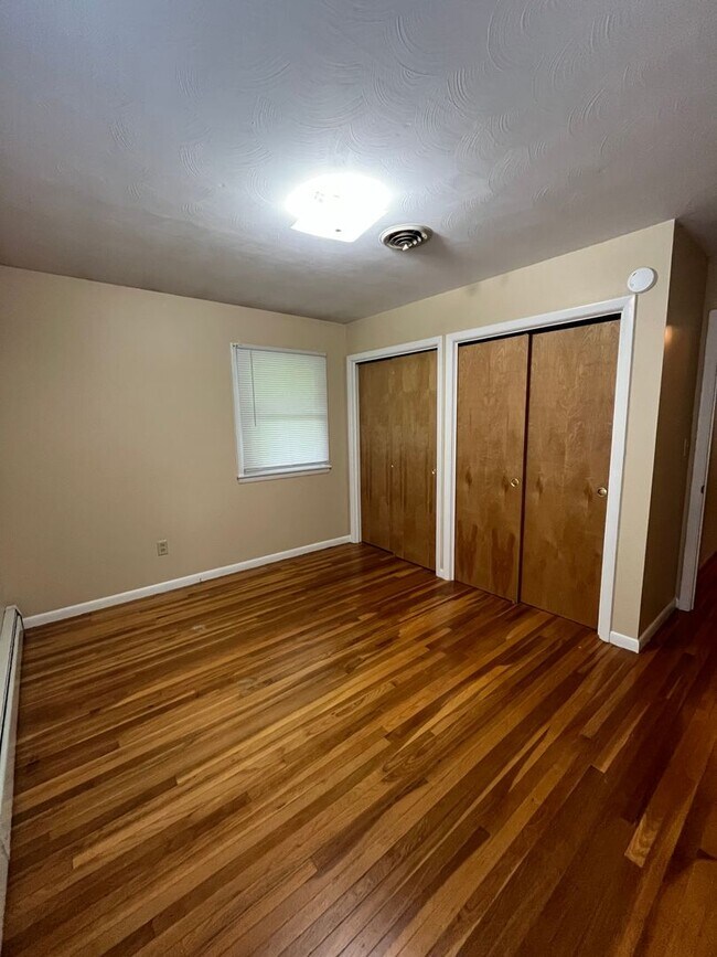 Building Photo - Beautiful 3 Bedroom Home in Normal!