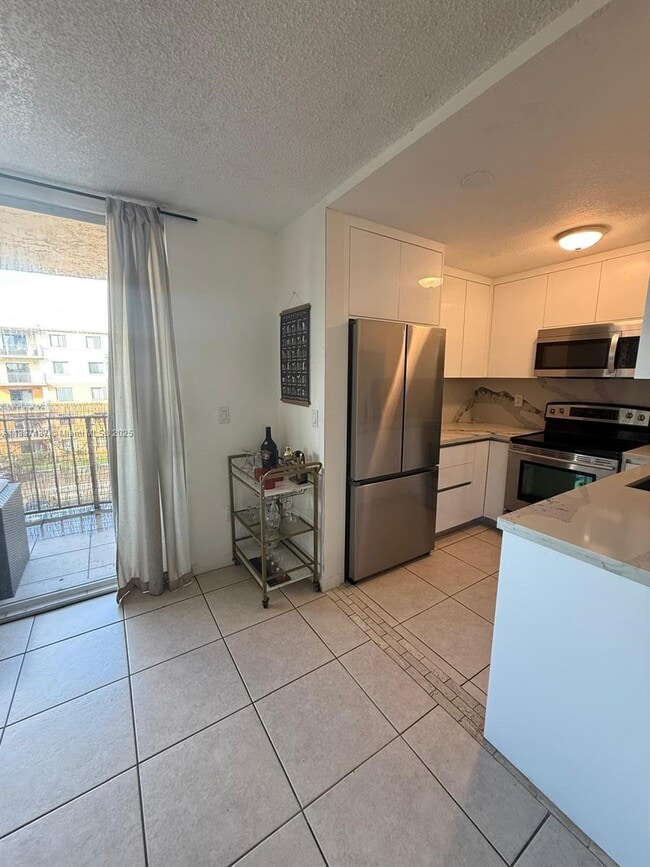 Building Photo - 9350 Fontainebleau Blvd