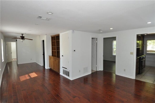 Building Photo - Fantastic Floorplan & Walking Distance To ...