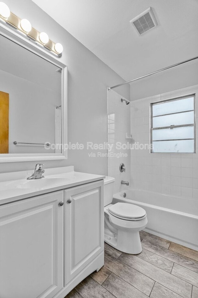 Building Photo - 9220 Leamont Dr