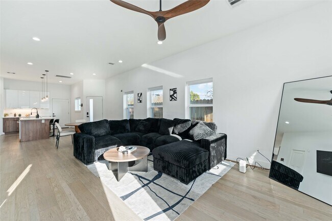 Building Photo - 3034 Gray St