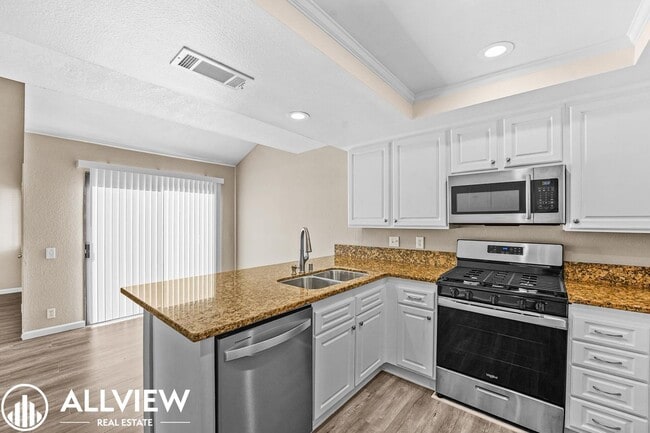 Building Photo - 2 Bedroom, 2 Bathroom Updated Townhome in ...