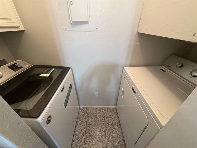 Building Photo - 806 W 24th St