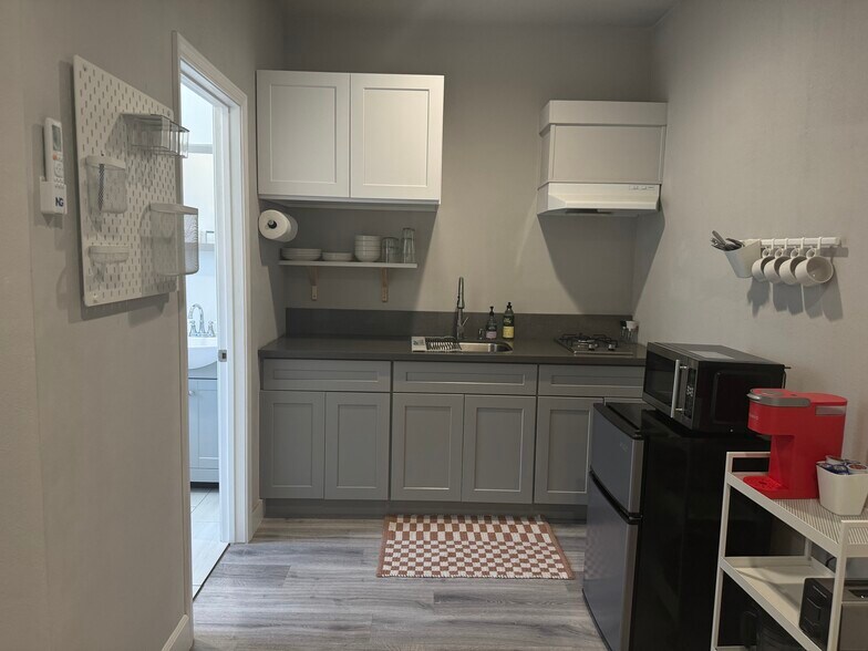 Building Photo - 5827 Rose Ave